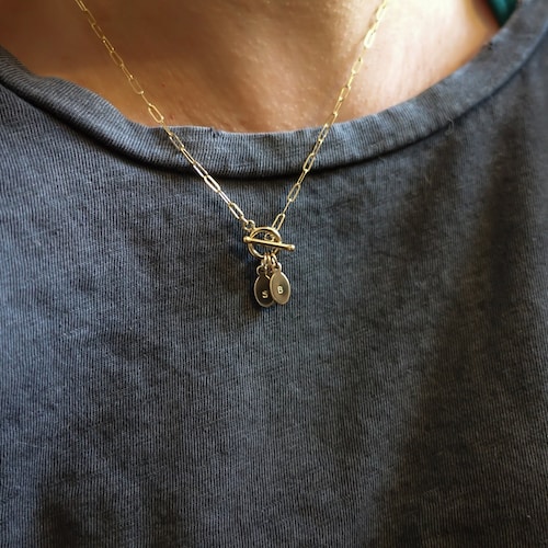 Collier avec initiales délicates • Collier prénom • Cadeau personnalisé pour elle • Collier avec étiquette personnalisée • Bijoux à fermoir à bascule • Collier à breloques familiales