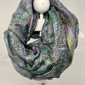 Longue écharpe en soie faite main à partir de sari vintage d'occasion, mode durable, soie recyclée.