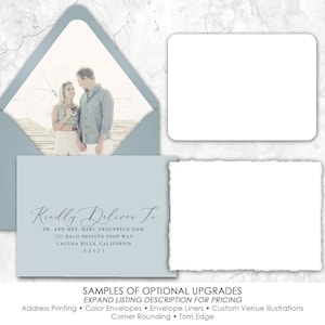 Puede incluir: Un sobre azul claro con una solapa interior blanca. El sobre tiene una foto de una pareja en el frente. El texto "Kindly Deliver To" est&aacute; impreso en el frente del sobre, seguido de una direcci&oacute;n. El texto "SAMPLES OF OPTIONAL UPGRADES" est&aacute; impreso debajo de la direcci&oacute;n. El texto "EXPAND LISTING DESCRIPTION FOR PRICING" est&aacute; impreso debajo del texto anterior. El texto "Address Printing, Color Envelopes, Envelope Liners, Custom Venue Illustrations, Corner Rounding, Torn Edge" est&aacute; impreso debajo del texto anterior.