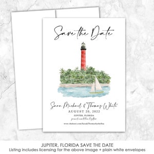 Peut inclure: Carte de "Save the Date" avec une illustration aquarelle d'un phare rouge avec un voilier blanc devant. Le texte sur la carte indique "Save the Date", "Sara Michael & Thomas White", "August 20, 2022", "Jupiter, Floride", et "www.theknot.com/Sara&ThomasbytheSea".