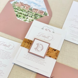 Puede incluir: Un conjunto de invitaciones de boda en color rosa y blanco. La invitaci&oacute;n presenta una ilustraci&oacute;n de acuarela de un edificio y una banda de corcho. La tarjeta de detalles incluye el texto "Detalles" y "Alojamiento".