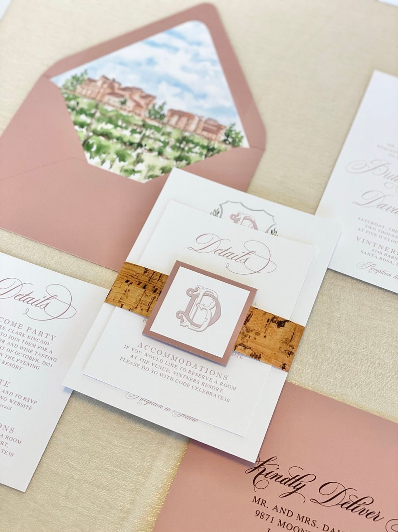 Puede incluir: Un conjunto de invitaciones de boda en color rosa y blanco. La invitaci&oacute;n presenta una ilustraci&oacute;n de acuarela de un edificio y una banda de corcho. La tarjeta de detalles incluye el texto "Detalles" y "Alojamiento".