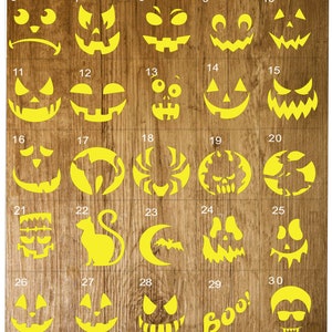 Könnte beinhalten: Ein Set mit 35 gelben Schablonen auf einem Holzgrund. Die Schablonen sind zum Schnitzen von Kürbissen für Halloween. Die Schablonen beinhalten verschiedene Designs, wie zum Beispiel Jack-o'-Lanterns, Fledermäuse, Katzen, Spinnen und Geister.