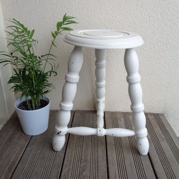 tabouret tripode en bois rustique peint en blanc, porte-plante, ancien petit siège de traite, vintage français