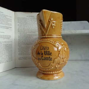 pichet en faïence, barbotine de vignes, carafe à vin rustique, décor de bistrot, vintage français