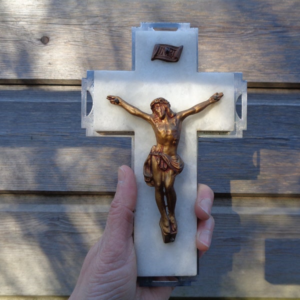 crucifix mural, croix en marbre blanc et christ doré, objet de dévotion, religion catholique, style art décoratif, vintage français