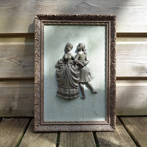 cornice in legno dorato con personaggi in peltro su fondo in velluto, stile boudoir, rococò, vintage francese