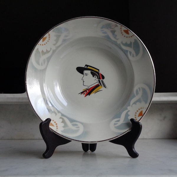 grande assiette creuse Badonviller avec profil d'homme breton et décor au pochoir, plat en porcelaine style art déco, vintique français