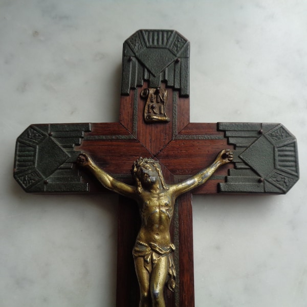 crucifix mural en bois et métal, style art décoratif, christ doré, croix religieuse, objet de dévotion, catholique, France 1950 1960