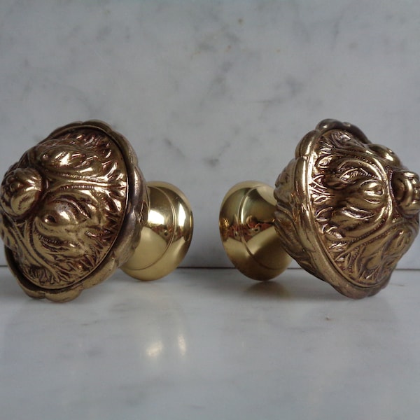 pair of finials for curtain rod, brass flowers, acanthus style, old accessories for curtain rod, French vintage