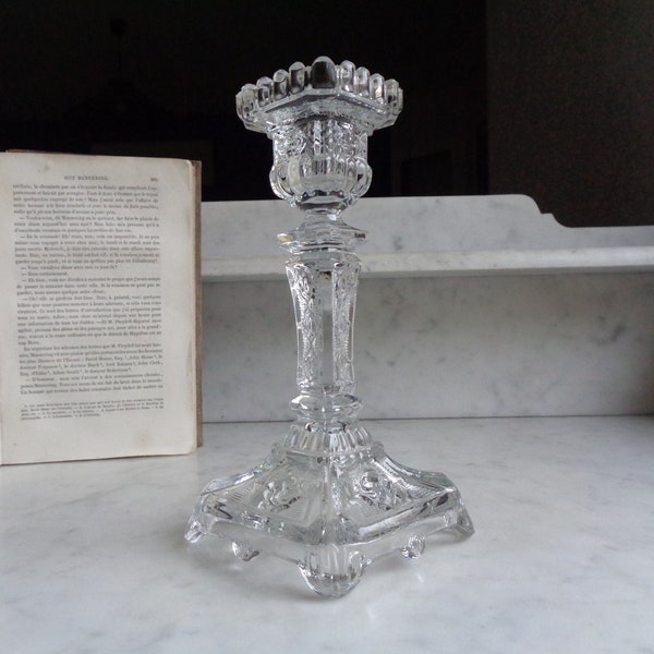 bougeoir en verre avec fleurs de lys, chandelle française, décor chic romantique, vintage