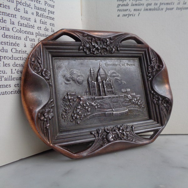 souvenir of Paris, old metal ashtray, the sacré-coeur in Montmartre, decoration of major Parisian monuments, France