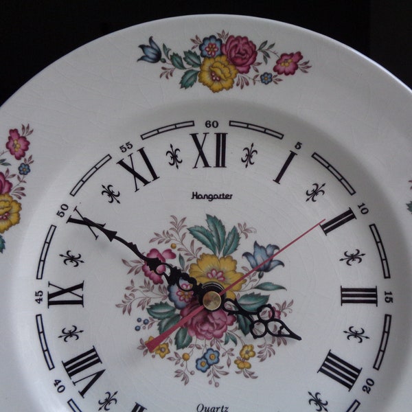 Assiette horloge Hangarter en faïence, pendule murale vintage, décor floral, campagne chic, made in France