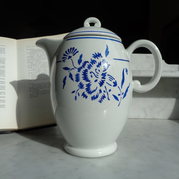 cafetière en faïence modèle oeillet de KG Luneville, théière verseuse blanche avec fleurs bleues, vaisselle française rétro 1940