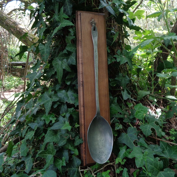 grande cuillère en étain sur présentoir mural en bois, décor cuisine de campagne, style médiéval, vintage rustique français