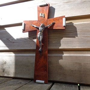 Kruzifix auf Holzkreuz aus Nussbaumimitat und Christus aus Metall, dekorativer Kunststil, Devotionalienobjekt, religiöser Artikel Frankreich 1940 1950