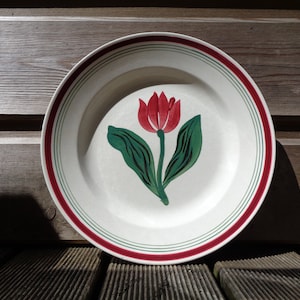 Gien France, the Tulip, hand-decorated rustic Middle-century flower flat plate, cream white earthenware and red and green décor
