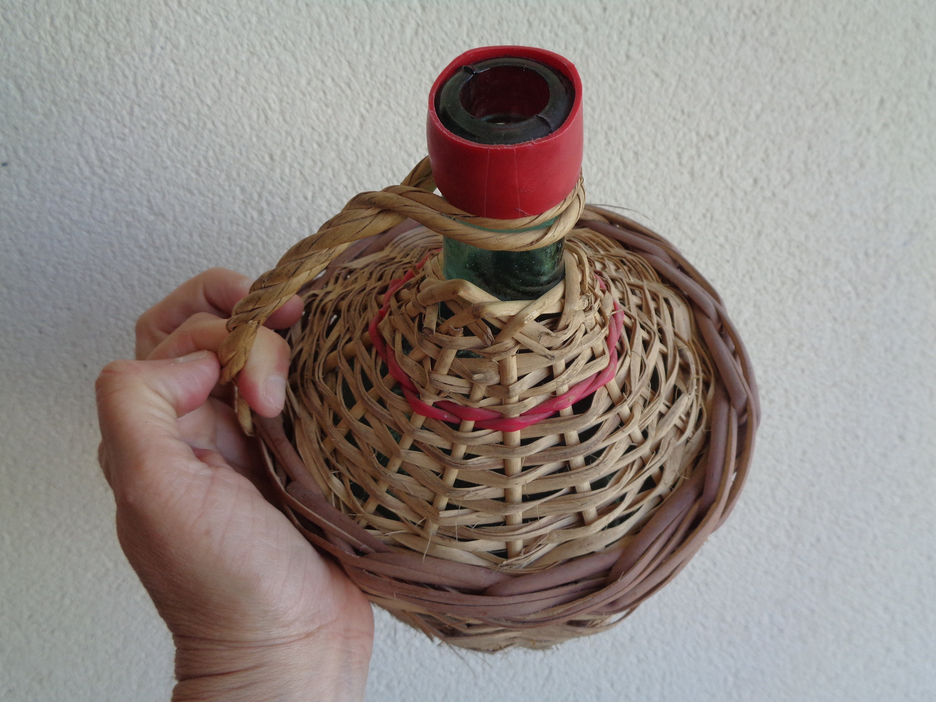 Bonbonne vintage en verre ou enveloppé dans de l'osier. Vases en