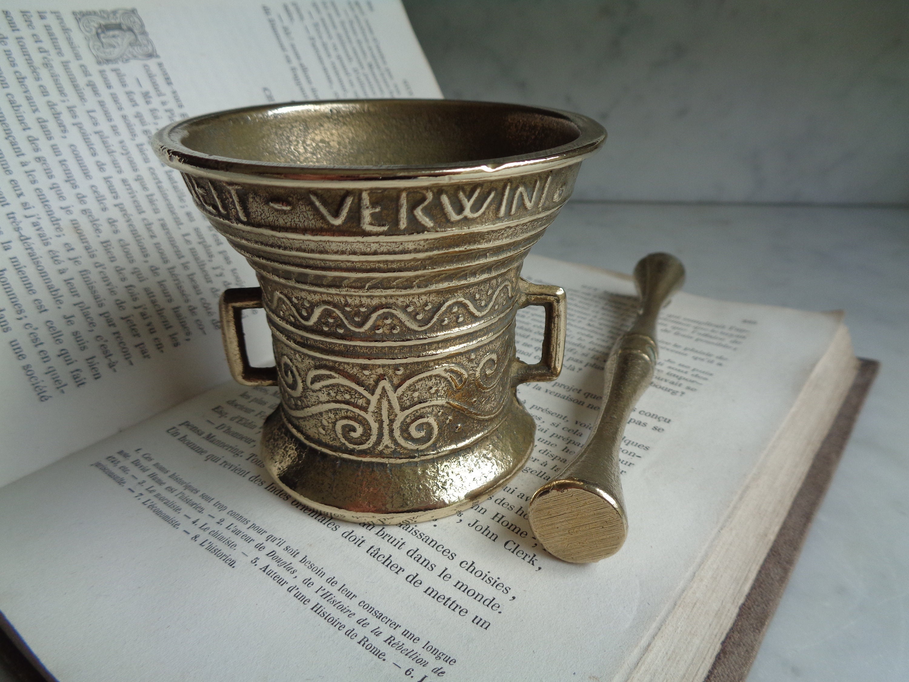 Bronze mortar and pestle, Neit Verwini Anno 1590, French