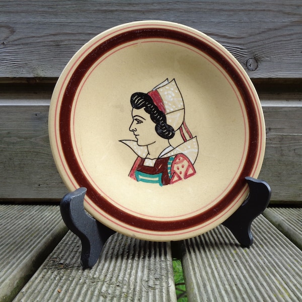 assiette Keraluc de collection, faïence crème avec décor breton fait main, femme de profil en tenue traditionnelle de Bretagne, France 1940