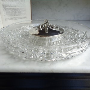 serveerschaal met vakken met sauskom, gebeiteld glas en zilveren metalen deksel met gestileerde knoop, vintage Frans