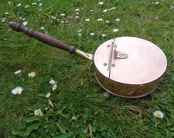 chaufferette, petite bassinoire de lit avec manche en bois et pieds griffes de lion, chauffe-lit, casserole à charbon, antique français