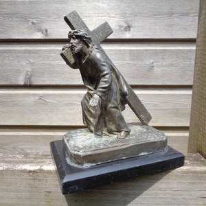 statuette of Jesus carrying his cross, Christ in dark metal, antique French religious decoration, object of devotion