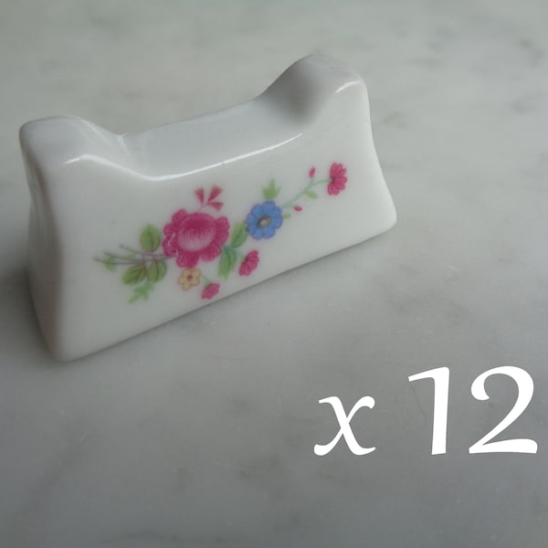 set de 12 repose couteaux en porcelaine blanche avec décor floral, vintage français