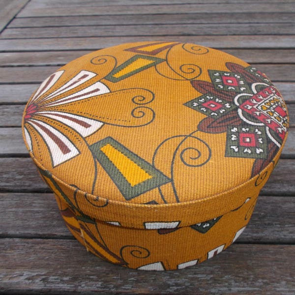 boîte ronde en tissu motifs vintages 1970 - boîte de rangement décorative des années 70, tissu jaune moutarde et motifs psychédéliques