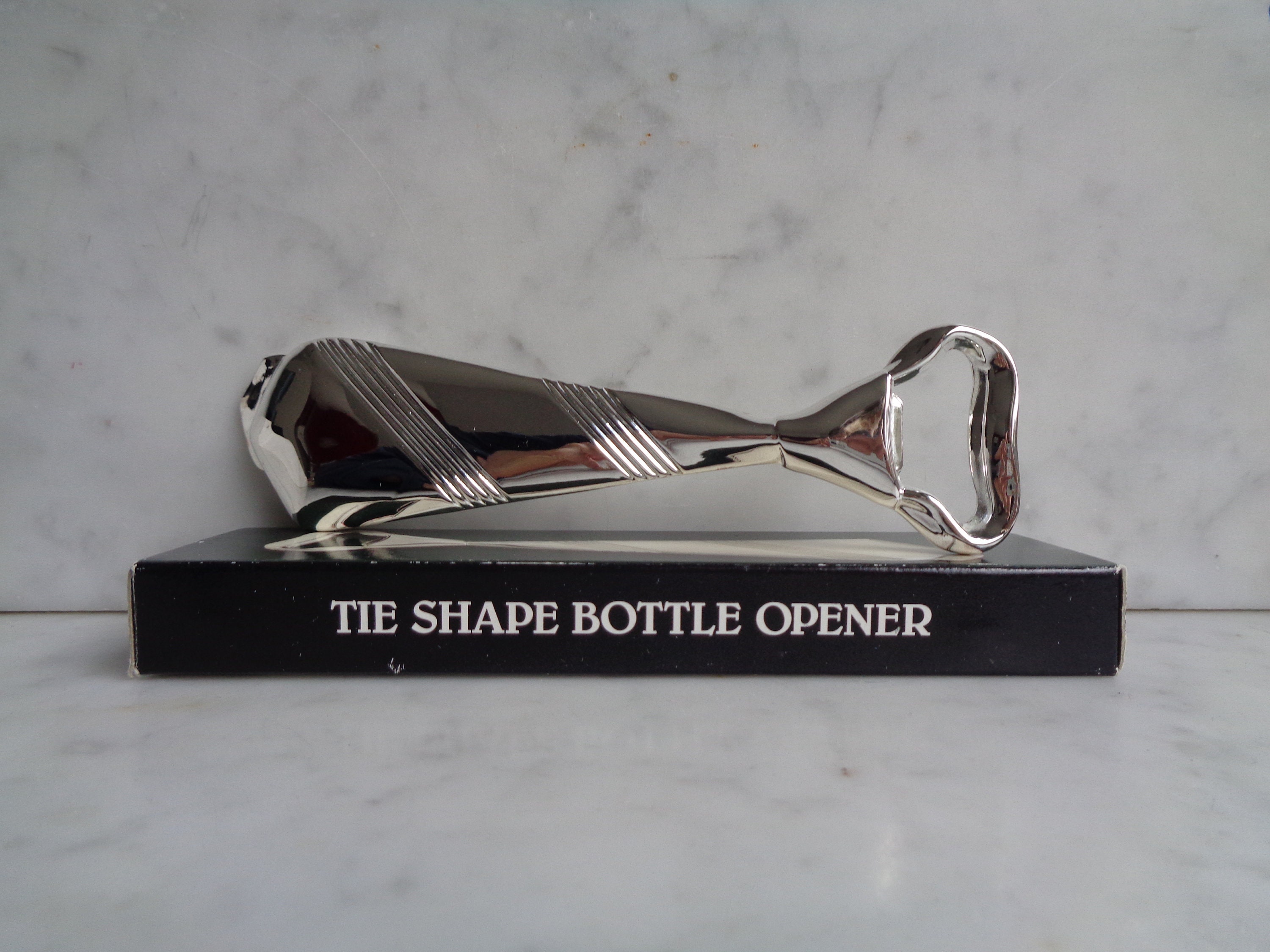 ouvre-bouteille cravate en métal argenté, décapsuleur vintage 1970