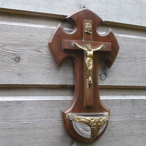 crucifix mural avec bénitier en verre, christ en laiton sur bois, article religieux, France milieu de siècle