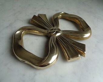 knot-shaped trivet, solid brass knotted ribbon, French vintage, mid-century