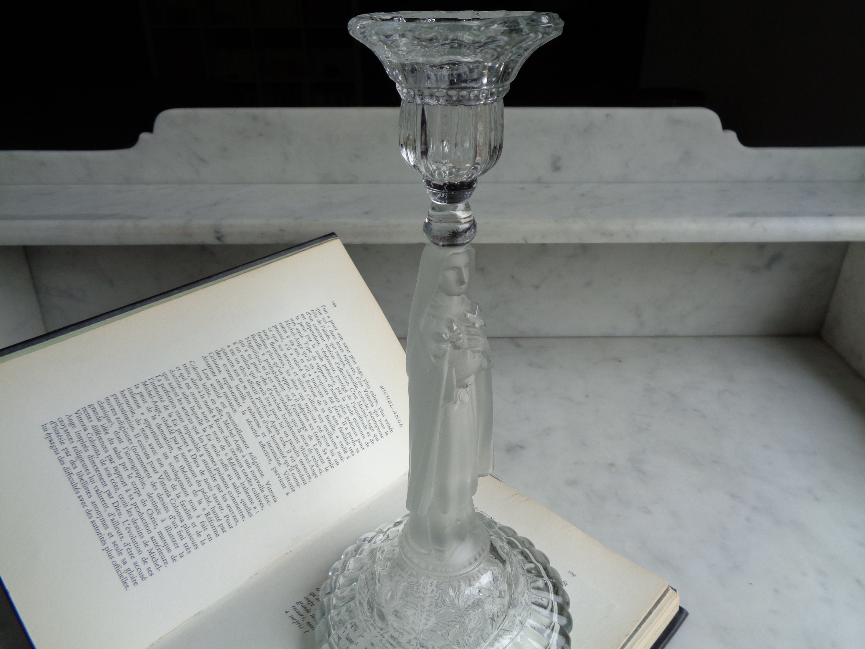 Paire De Bougeoirs En Verre Signés Portieux - Motif Vierge Marie, Vintage