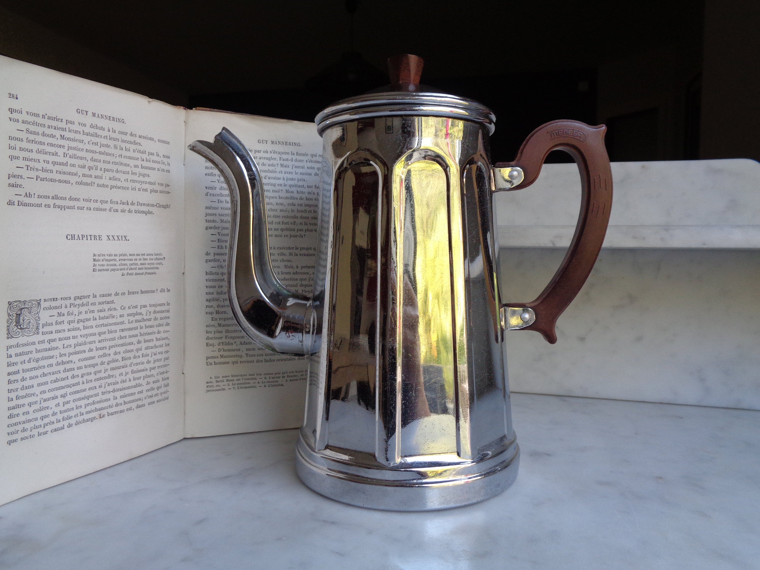 Cafetière en cuivre chromé Menesa métal et bakélite style art  