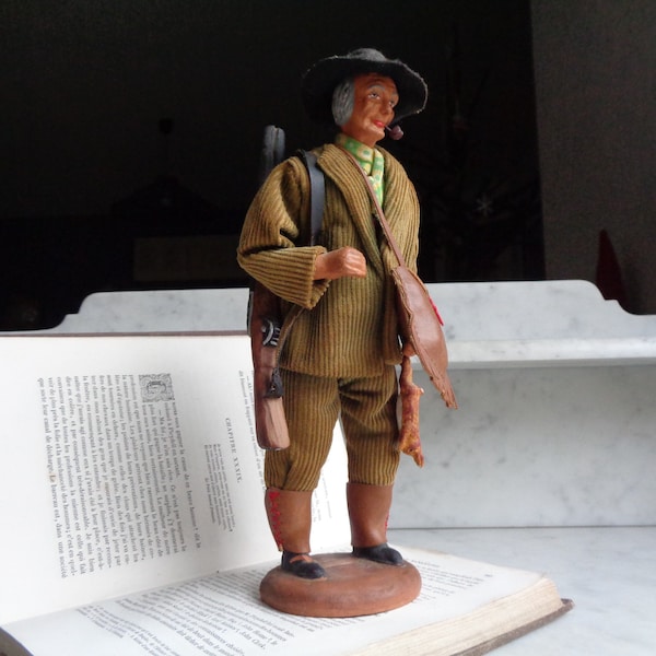 statuette santon de Provence, le chasseur, signé M Chave, Aubagne, souvenir du Sud de la France, décor provencal, collection