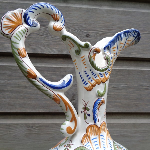 vase cruche en faïence de Moustiers, peint à la main en Provence, décor du Sud de la France