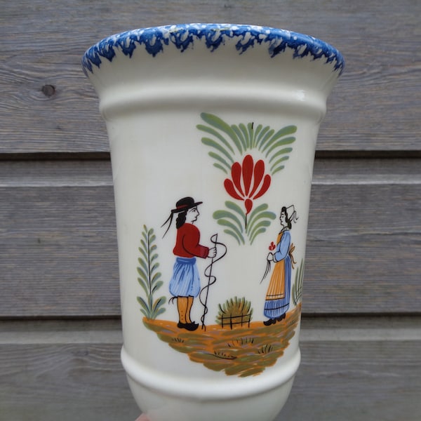 vase breton en faïence, couple breton costumé et motifs floraux, bibelot vintage, Bretagne, France