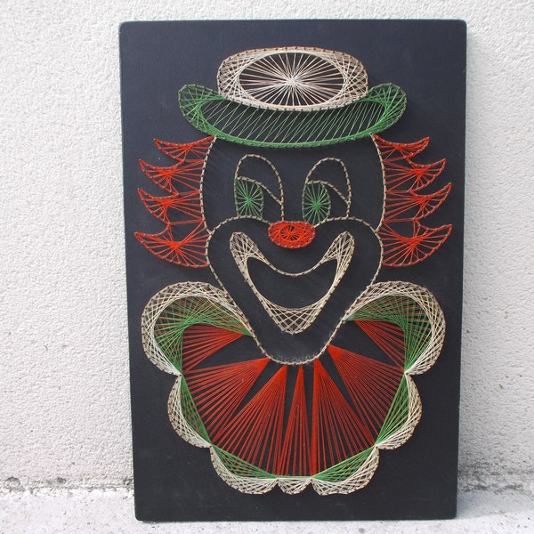 cadre fils tendus psychédélique, tableau art filaire 1970, clown vintage, fil et clous sur cadre noir, french string art of seventies France