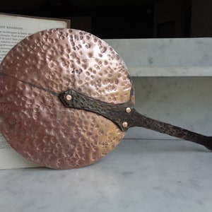 Gehämmerter Kupferdeckel mit schmiedeeisernem Griff, hängend, altes Küchengerät, antikes Bauernhausdekor, Frankreich