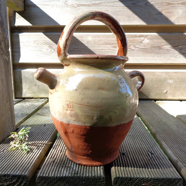 gargoulette, cruchon, poterie artisanale en terre cuite, pot rustique avec anse et robinet, décor de campagne France milieu de siècle