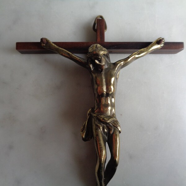 crucifix mural, fine croix du christ en bois et laiton, article religieux français, objet de dévotion