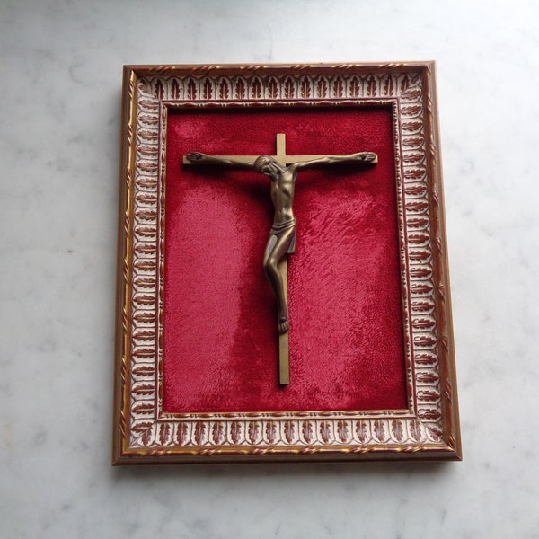 cadre en bois doré avec crucifix en bronze sur velours rouge, décoration religieuse vintage, France