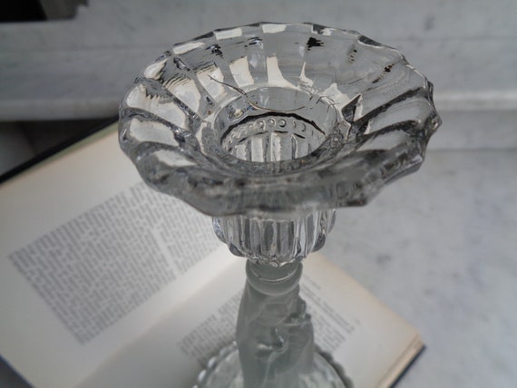 Paire De Bougeoirs En Verre Signés Portieux – Vierge Marie (avec Petit éclat)
