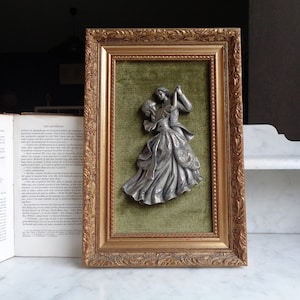 cornice in legno dorato con personaggi in peltro su fondo in velluto, stile boudoir, rococò, vintage francese