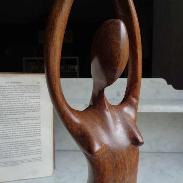 femme, statuette en bois vintage, représentation abstraite, danseuse aux bras en coeur, décor de bibliothèque ou de bureau, idée cadeau