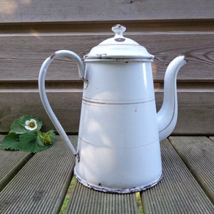 white enamelled coffee maker, old coffee pot, old shabby chic white enamel kettle, 1940 French décor, chic country kitchen