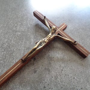 Christus aus Bronze, signiert Mermet, feines Holzkreuz, Wandkruzifix, religiöser Artikel, Devotionalie