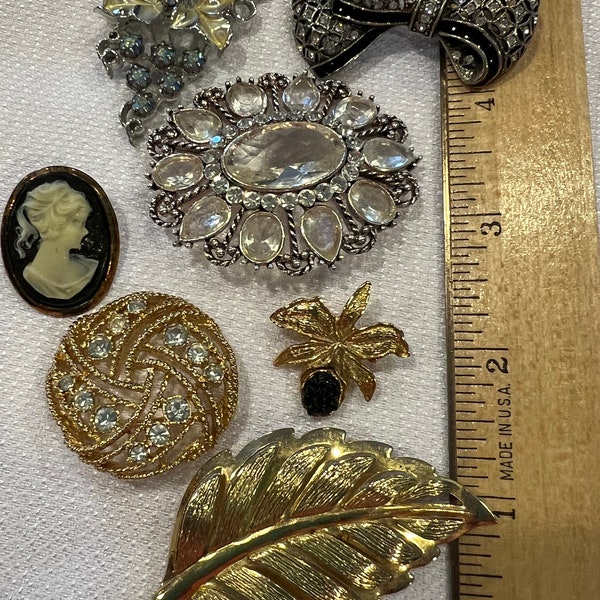 Vintage Estate Pin Brooch Great Pre-owned Condition Enamel Rhinestone Mixed Lot AK / Monet / Unsigned Grape Clear Black White Plastic Cameo