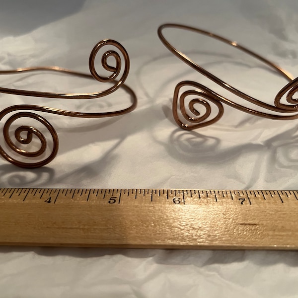 Lote de 2 brazaletes espirales de cobre vintage brazalete ajustable de cobre diseño geométrico enrollado excelente condición envío gratuito a EE. UU.
