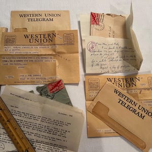 vintage des années 1940, 1945 Western Union Telegram « Leaving Brussels POE » Lot de timbres signés livrés oeuvres d'art papier ancien papergoods lettres